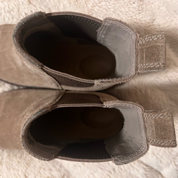 Clarks Women’s Suede Chelsea Ankle Boots Taupe Size 7 Comfort Low Heel Pull On - Picture 6 of 8